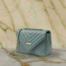 Bolsa Chérie | Matelassê Chevron e Alça em Corrente Dourada Premium