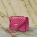 Bolsa Chérie | Matelassê Chevron e Alça em Corrente Dourada Premium