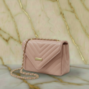 Bolsa Chérie | Matelassê Chevron e Alça em Corrente Dourada Premium