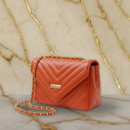 Bolsa Chérie | Matelassê Chevron e Alça em Corrente Dourada Premium
