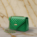 Bolsa Chérie | Matelassê Chevron e Alça em Corrente Dourada Premium