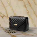 Bolsa Chérie | Matelassê Chevron e Alça em Corrente Dourada Premium