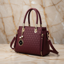Bolsa em  Detalhes e com Ferragens Dourado e Couro PU - Sofisticada no Dia-a-Dia